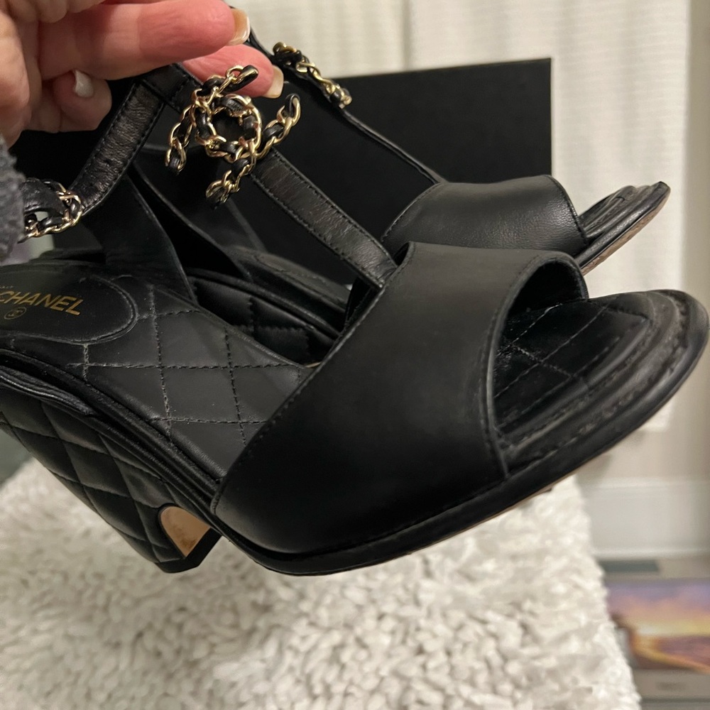 Chanel sandals, authentic lamb skin sandals in black and iconic antique gold - Picture 8 of 15